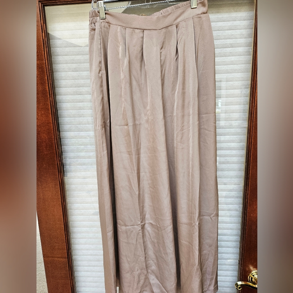 New With tags.beautiful mauve color flowy.pallazo.pants